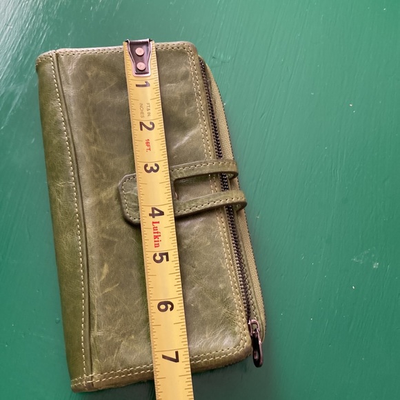 Pea green wallet with plenty of compartments leather clasp zippers - Picture 7 of 9